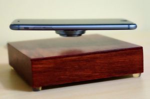 ovrcharge geek geschenke lost in drones holz ladestation 